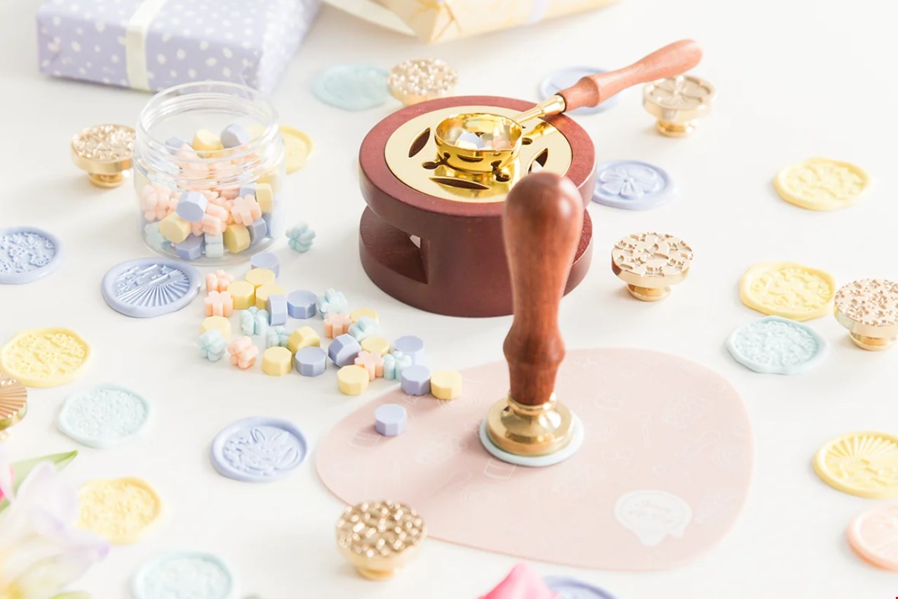 Creëer een unieke touch met een gepersonaliseerde waxstempel Creëer een unieke touch met een gepersonaliseerde waxstempel